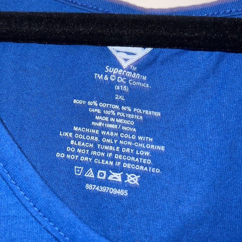 Women’s Superman shirt with cape - Picture 2 of 4